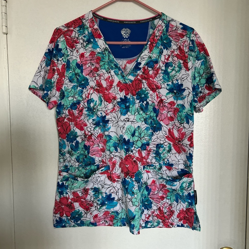 Vince Camuto Multicolor Floral V-Neck Top Scrub Top